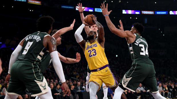 Así ha sido la exhibición de LeBron James ante los Bucks