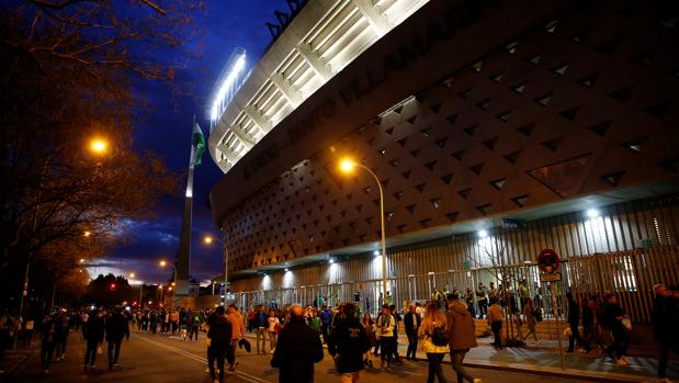 Un grupo de madridistas agrupados en zona baja de la grada alerta a la Policía