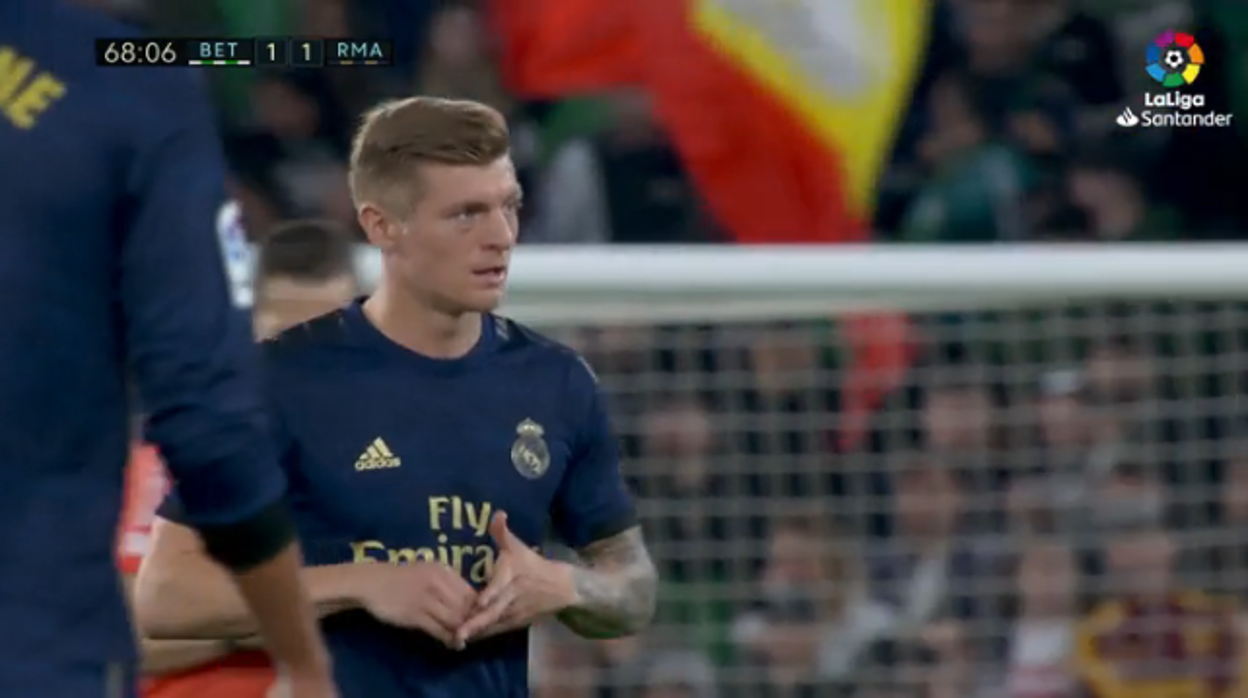 Kroos se marchó con cara de pocos amigos al ser sustituido por Zidane