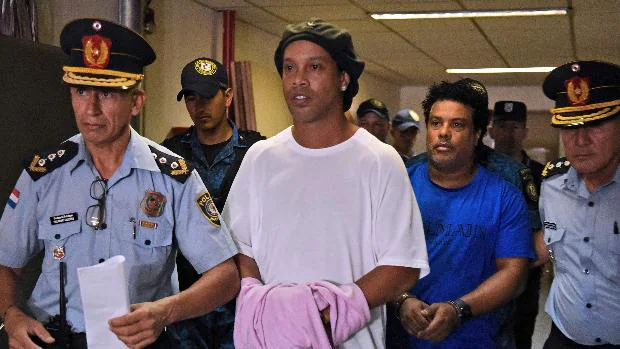 La vida de Ronaldinho en la cárcel: baño comunitario, comida de fuera y presos selectos
