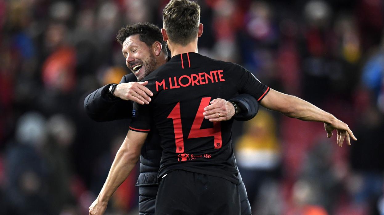 Simeone abraza a Llorente