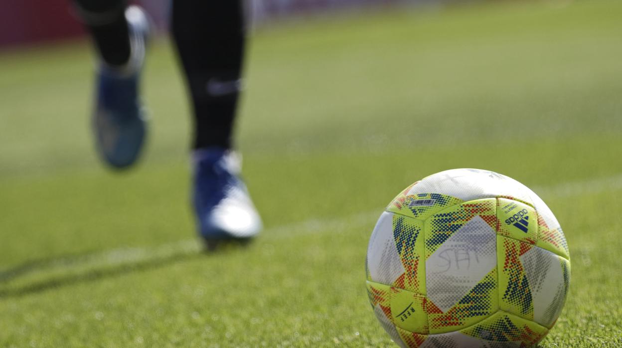 Un balón rueda en el encuentro entre el Sevilla Atlético - Villarrobledo de Segunda división B