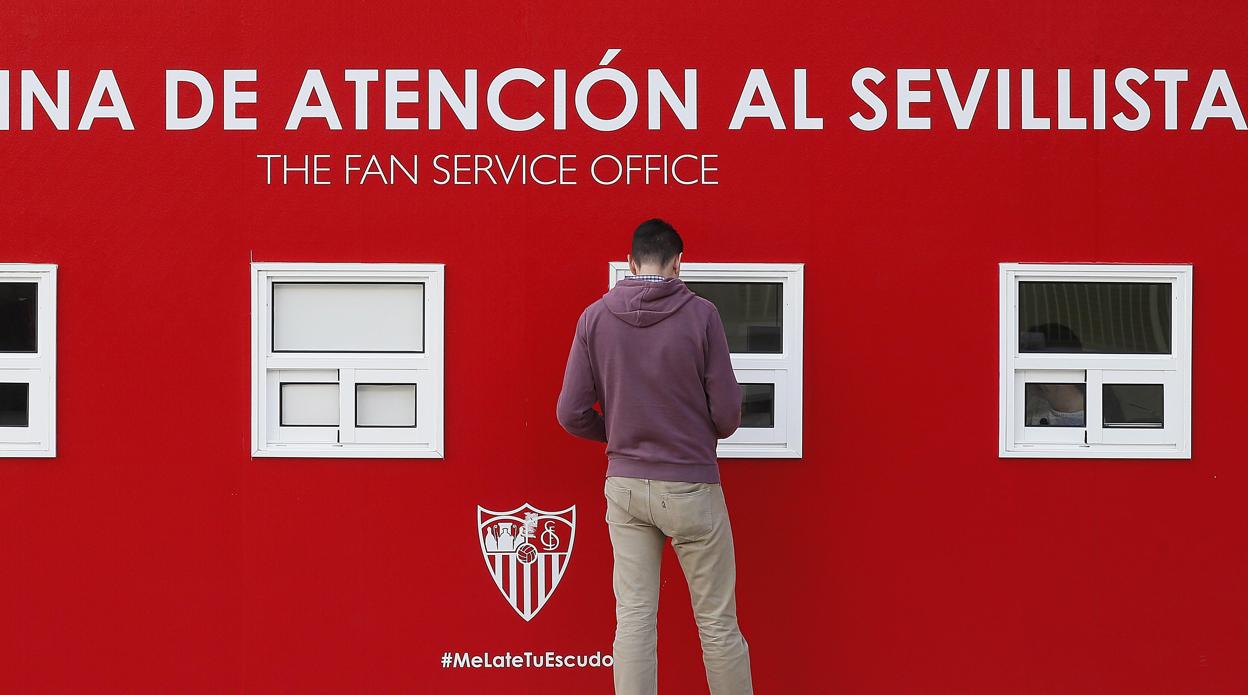 Un aficionado ante las taquillas del Sevilla