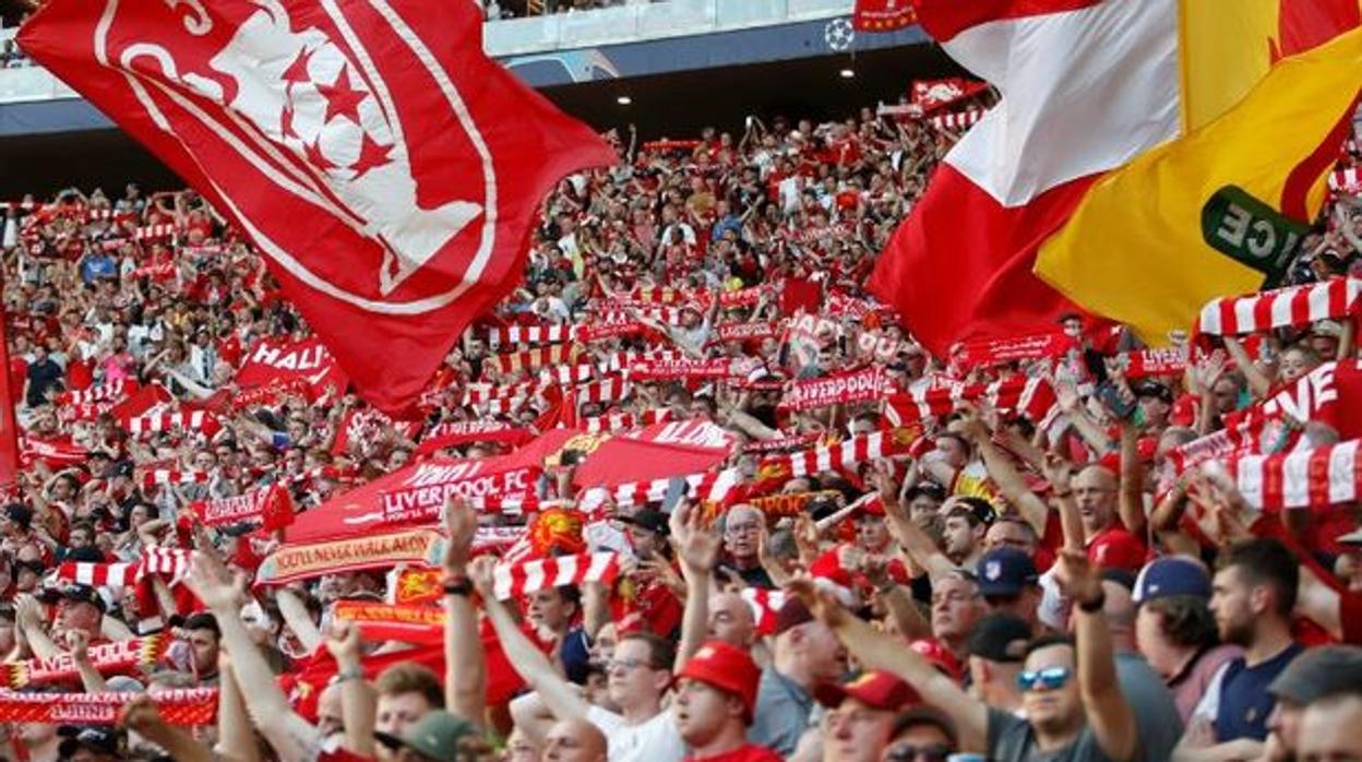 La afición del Liverpool cantando el "You'll never walk alone"