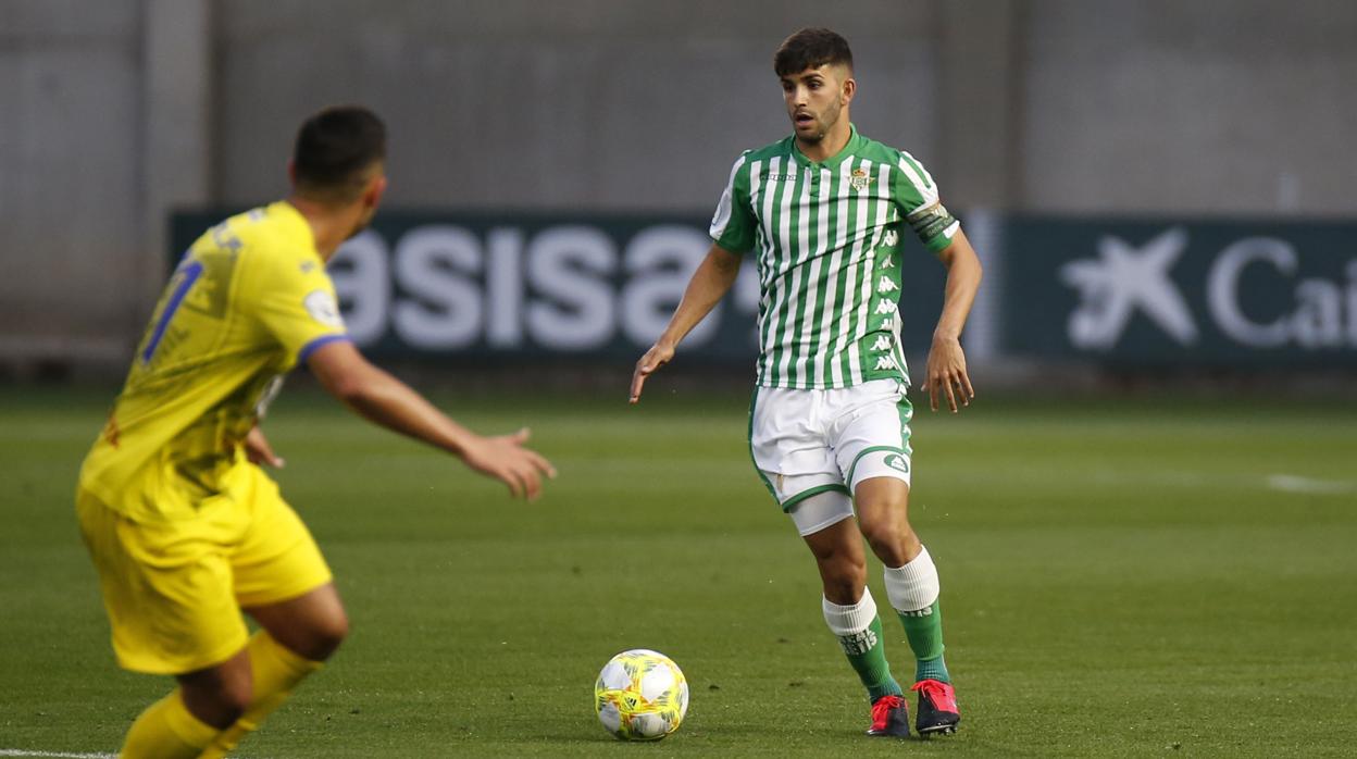 Meléndez, del Betis Deportivo, conduce la pelota ante un jugador del Conil