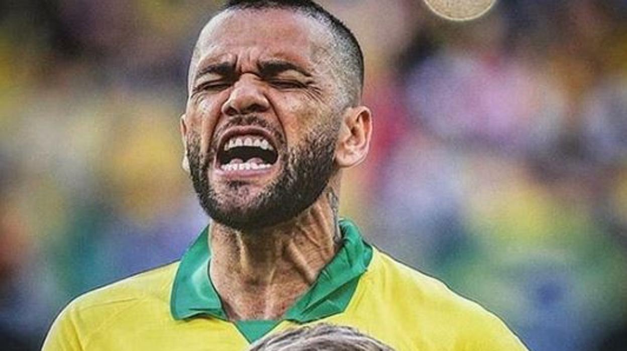 Dani Alves, antes de un partido con la selección de Brasil