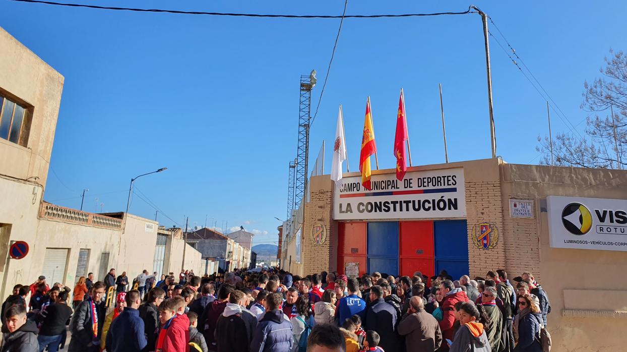 Numerosos aficionados a la entrada del campo de La Constitución, la casa del Yeclano