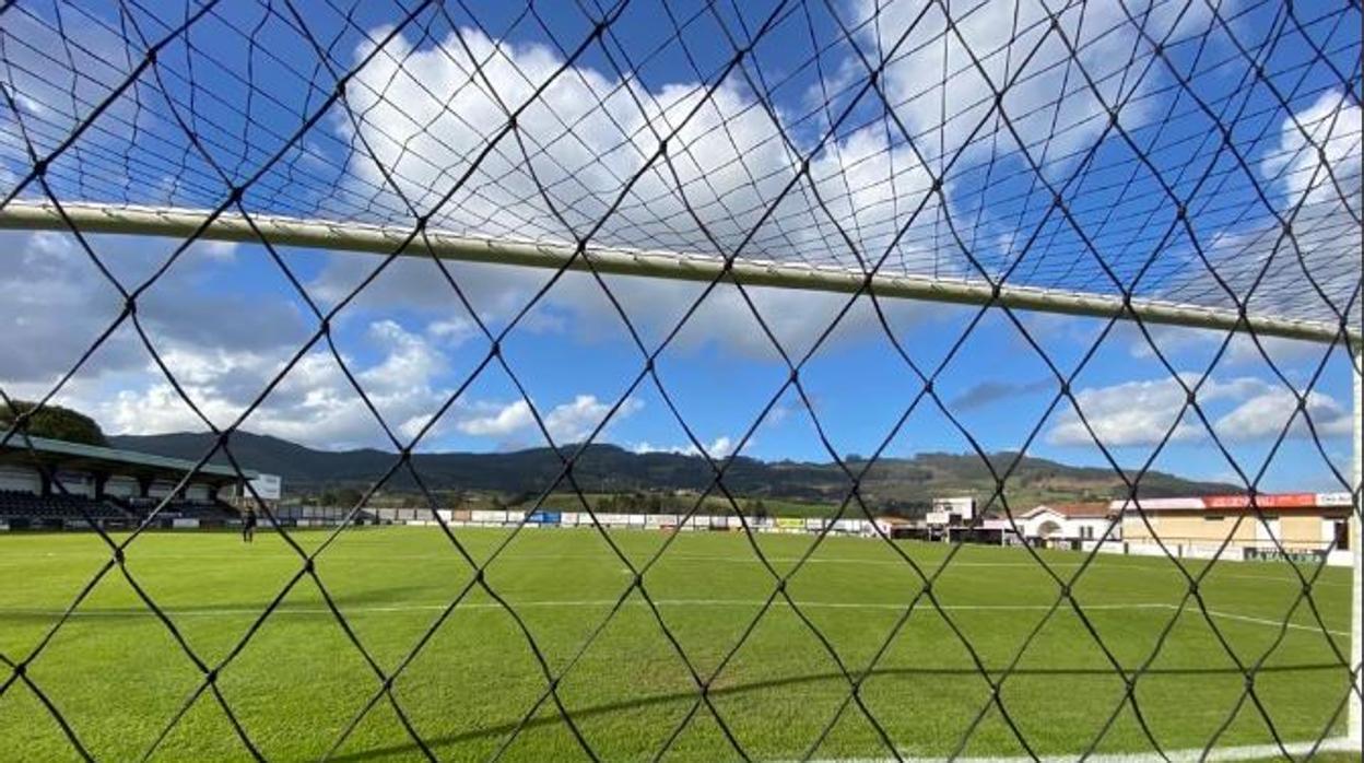 Les Caleyes, estadio del CD Villaviciosa que tiene una hierba espectacular