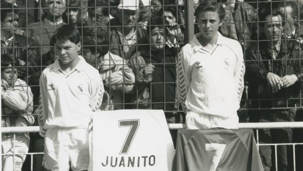 El hijo de Juanito iba al fondo sur del Bernabéu a vivir el minuto siete. Su padre murió hace 28 años