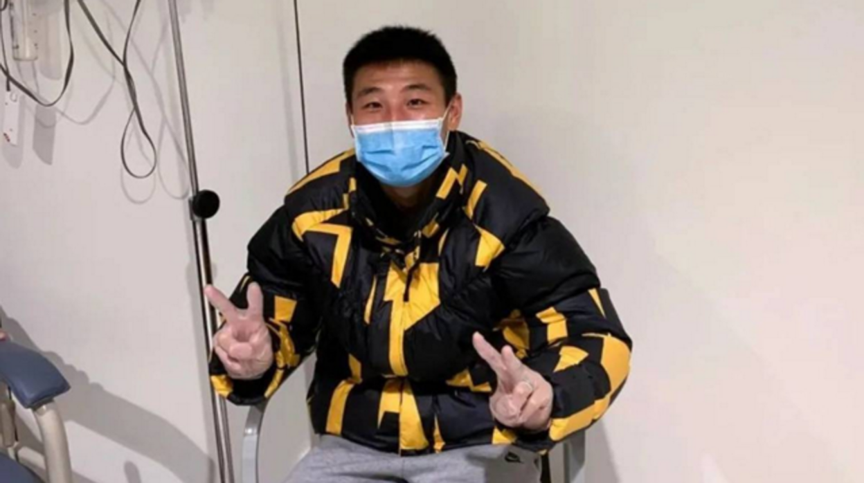 Wu Lei, con mascarilla para evitar el contagio