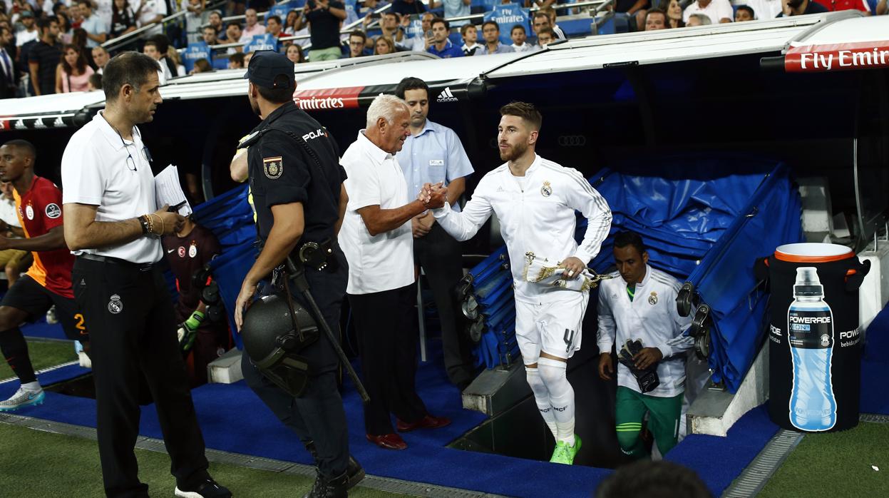 Ramos, con el recordado Herrerín, saltando al campo en un partido