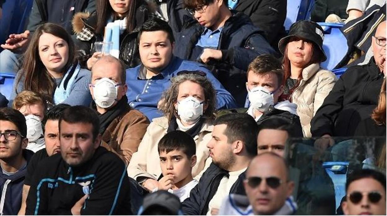 Seguidores del Lazio con mascarillas en el duelo de finales de febrero frente al Bolonia