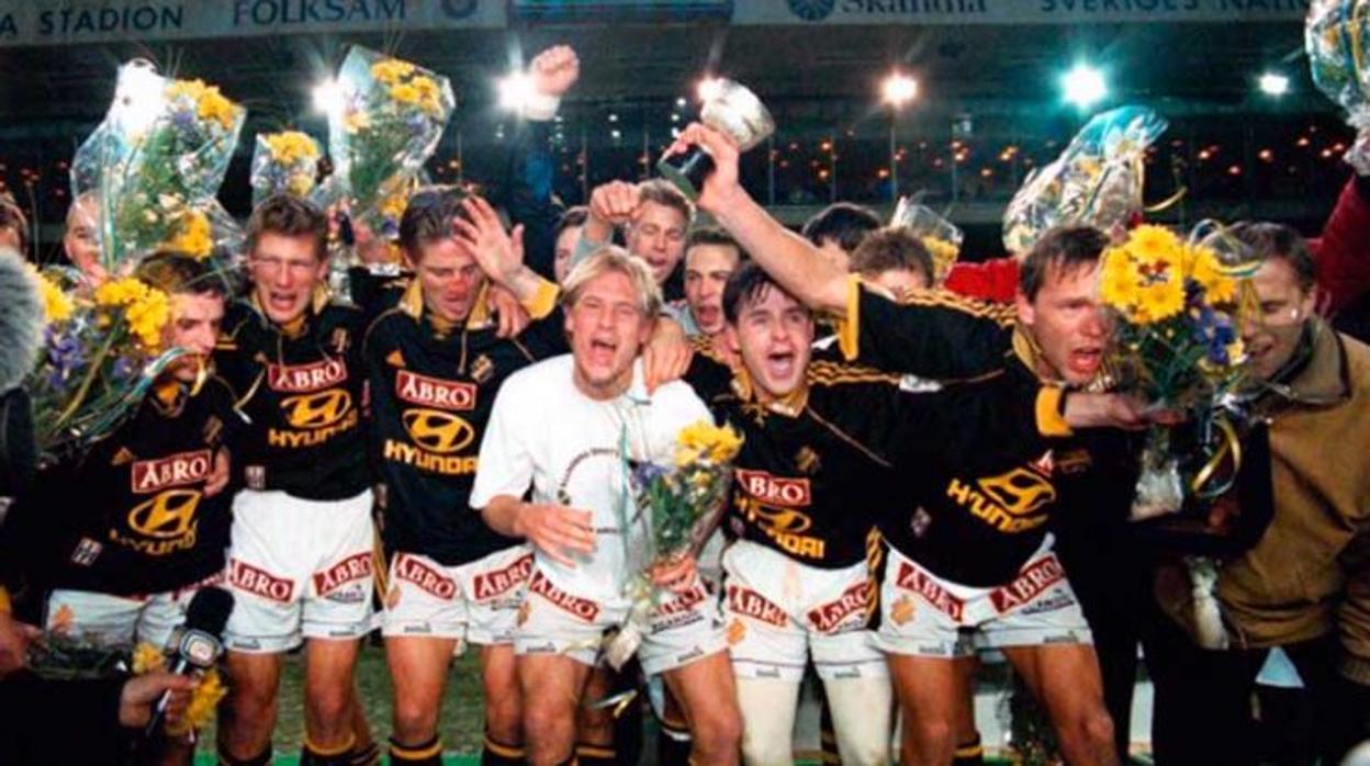 La plantilla del AIk Solna celebra la liga conquistada en 1998