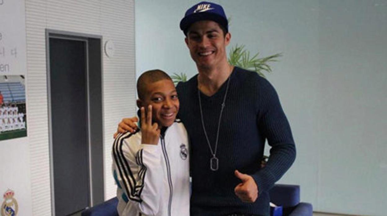 Mbappé, con vestimenta del Real Madrid, y Cristiano