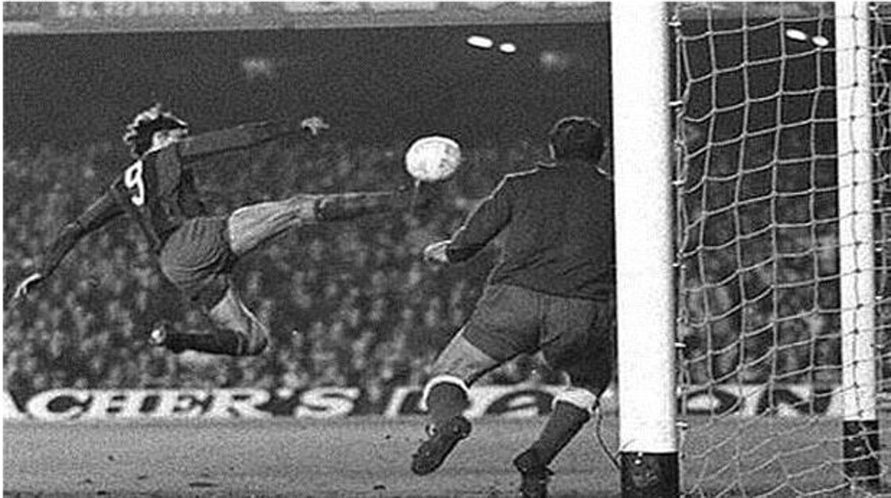 Cruyff, marcando su gol imposible ante el Atlético de Madrid en el Camp Nou