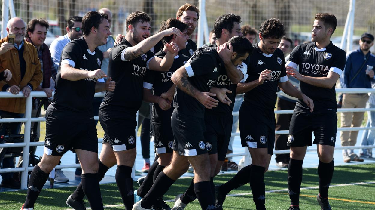 Los jugadores del Club Atlético Central celebran un gol de su presidente, Jaime Soto