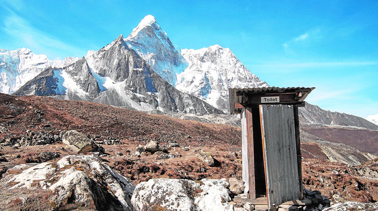 Una imagen del Himalaya sin alpinistas cerca del campo base del Everest