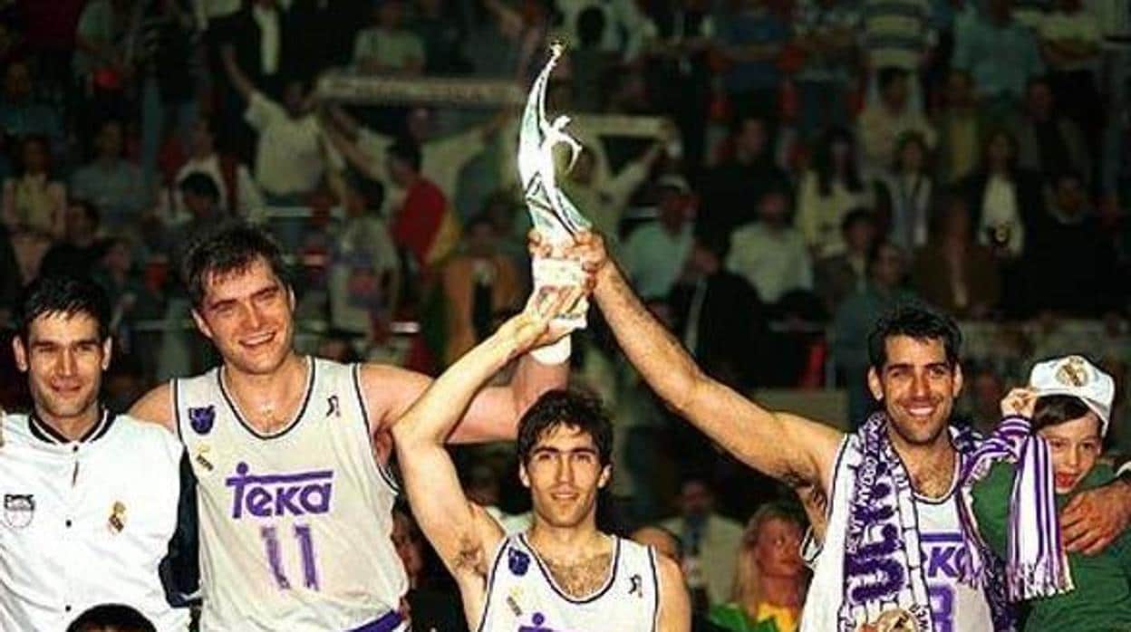 Sabonis (segundo por la izquierda) celebra la Copa de Europa del Real Madrid en 1995