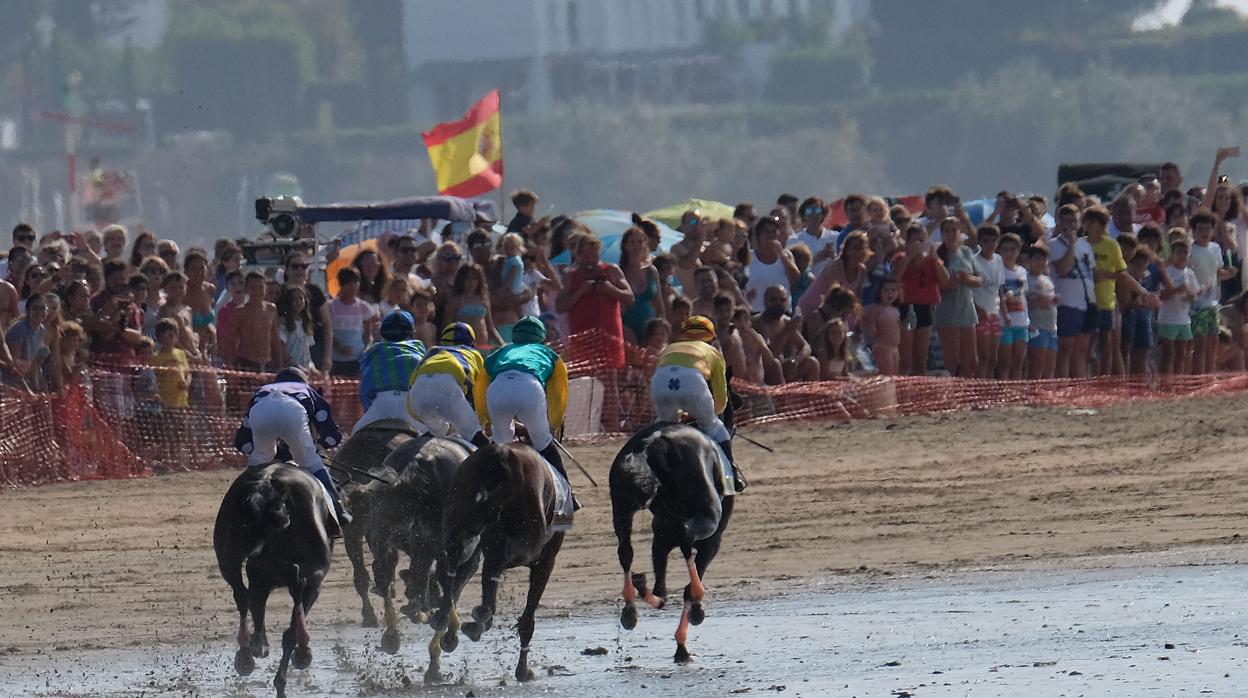 Las carreras de Sanlúcar y la incógnita de si habrá purasangres en la playa en su 175 aniversario