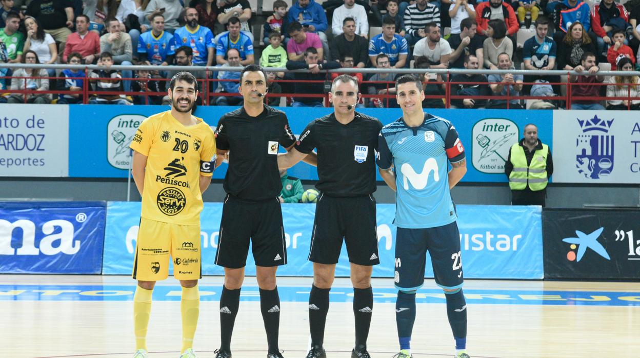 Cordero Gallardo (árbitro de la derecha) antes de un partido