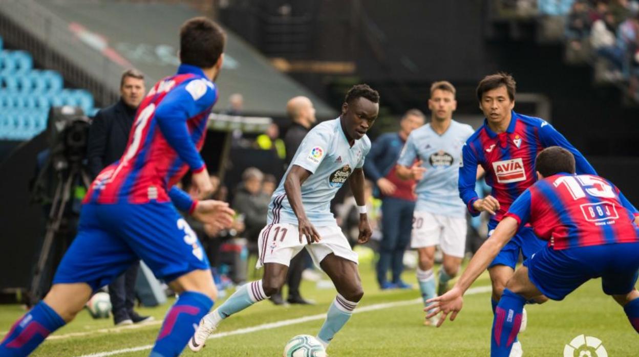 El entrenador del Celta abronca a sus jugadores huidos: «Yo también estoy solo, pero la orden era quedarse»