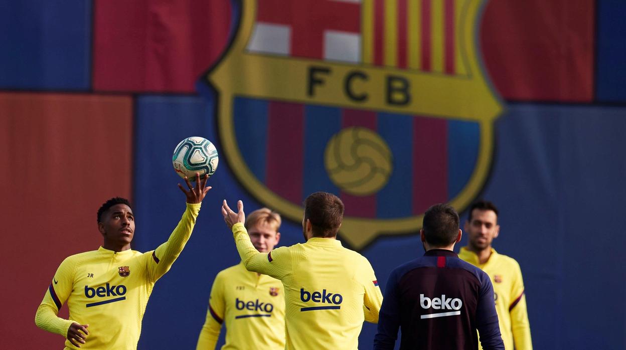 Los jugadores del Barcelona, en un entrenamiento en la ciudad deportiva hace varias semanas