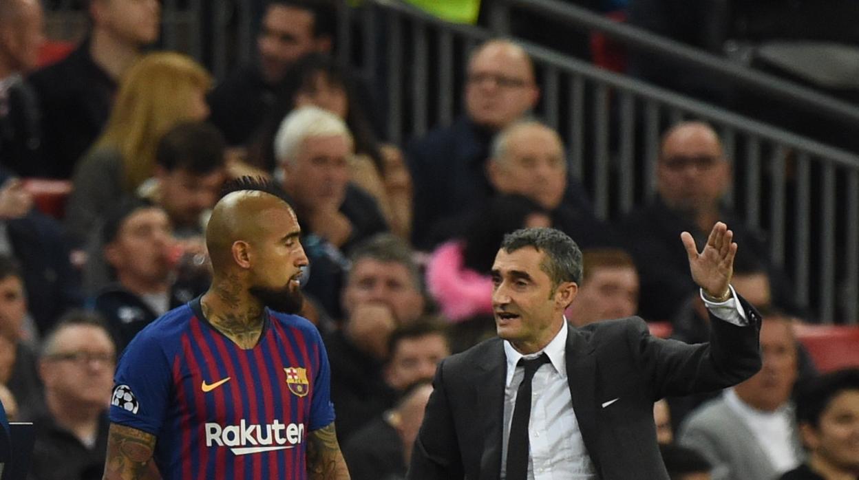 Ernesto Valverde da instrucciones a Arturo Vidal antes de una sustitución