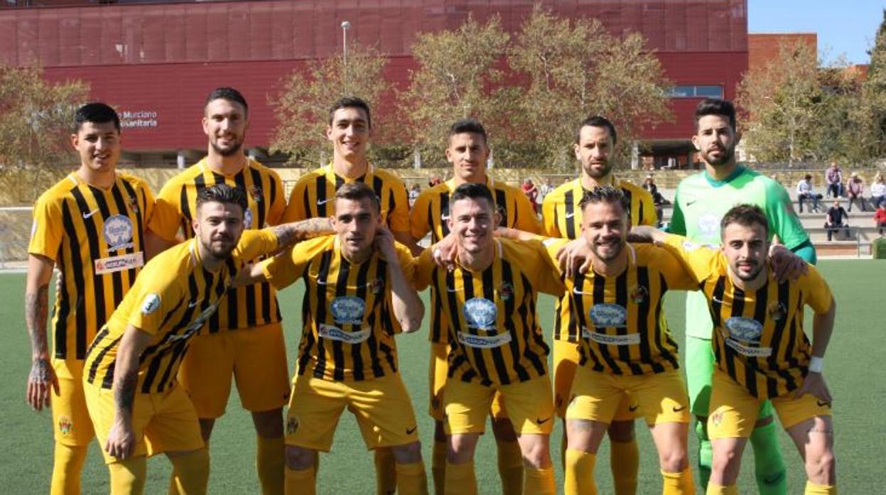 Formación del Atlético Pulpileño, club almeriense de Tercera, con su segundo uniforme