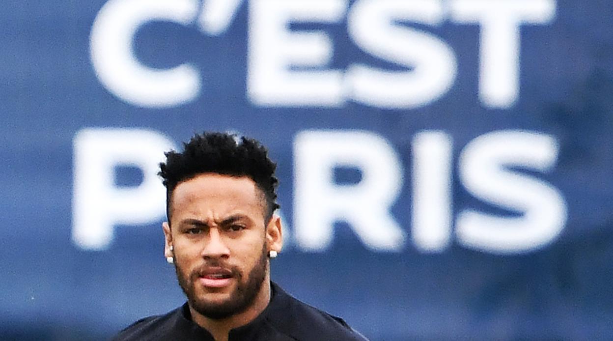 Neymar durante un entrenamiento con el PSG