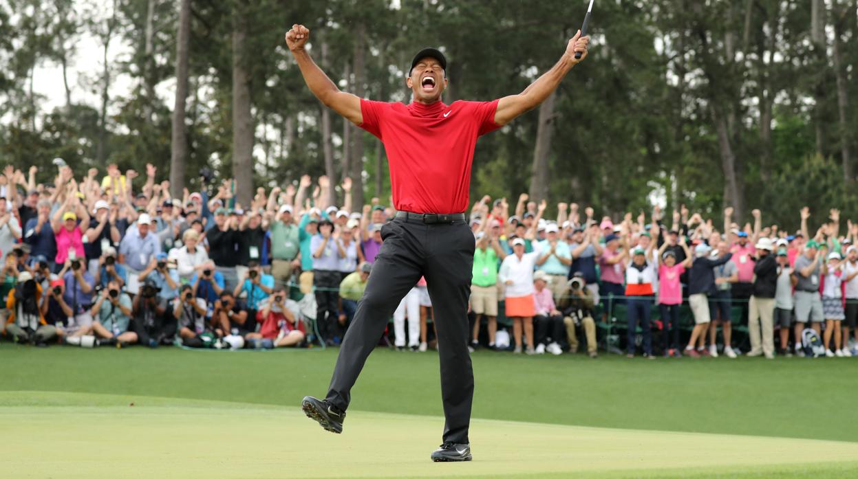 Tiger Woods celebra el hoyo decisivo para ganar el Masers de 2019