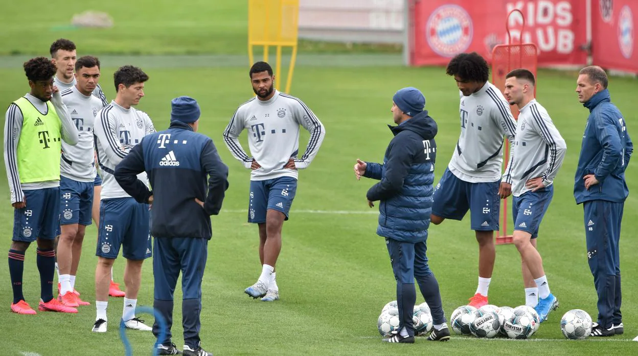 Jugadores y cuerpo técnico del Bayern, ayer durante el entrenamiento