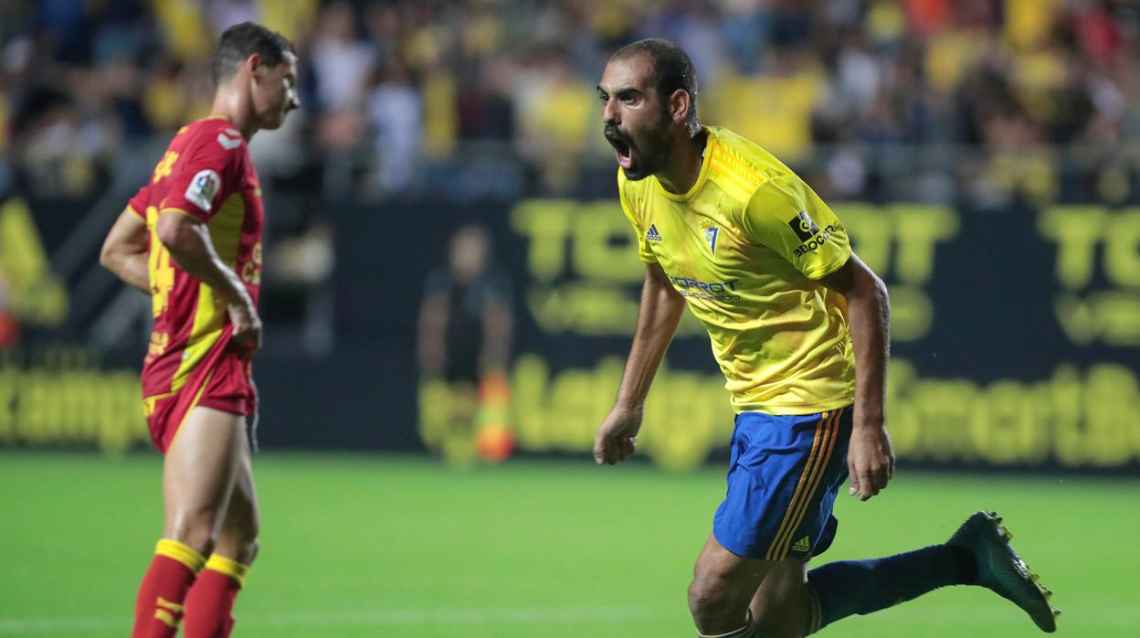 Fali celebra un gol con el Cádiz