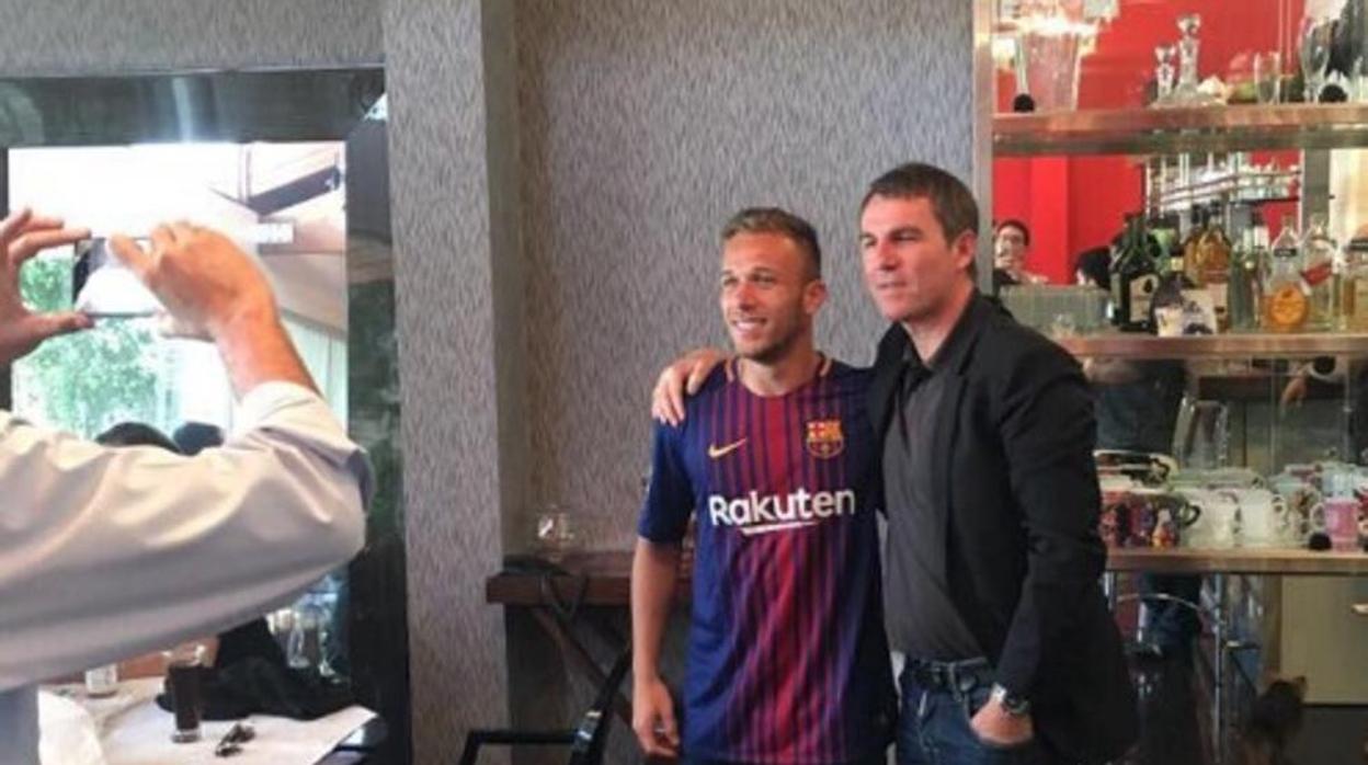 Arthur con Robert Fernández, cuando se enfundó una camiseta azulgrana antes de firmar por el Barça