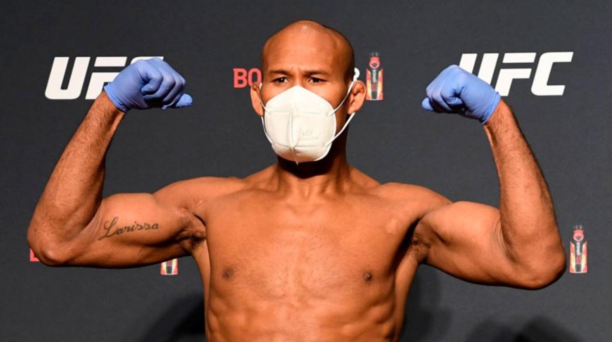 El brasileño Ronaldo «Jacaré» Souza, durante el pesaje de UFC 249 antes de notificarse su positivo