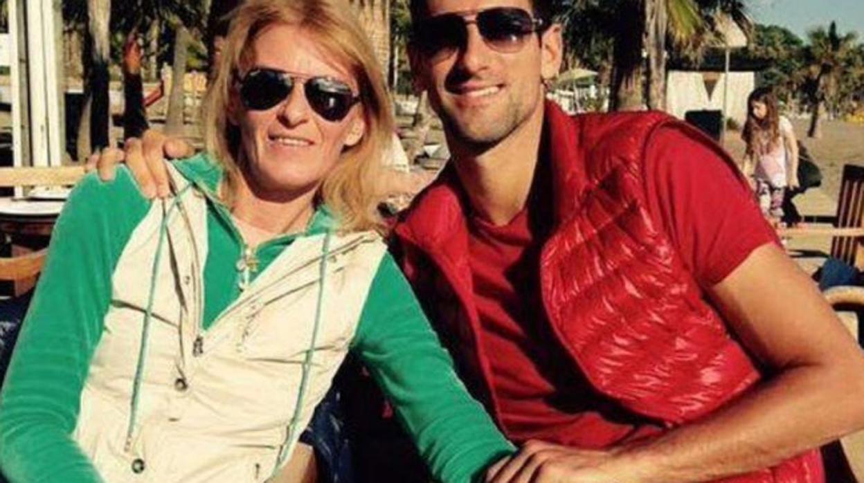 Djokovic posa con su madre