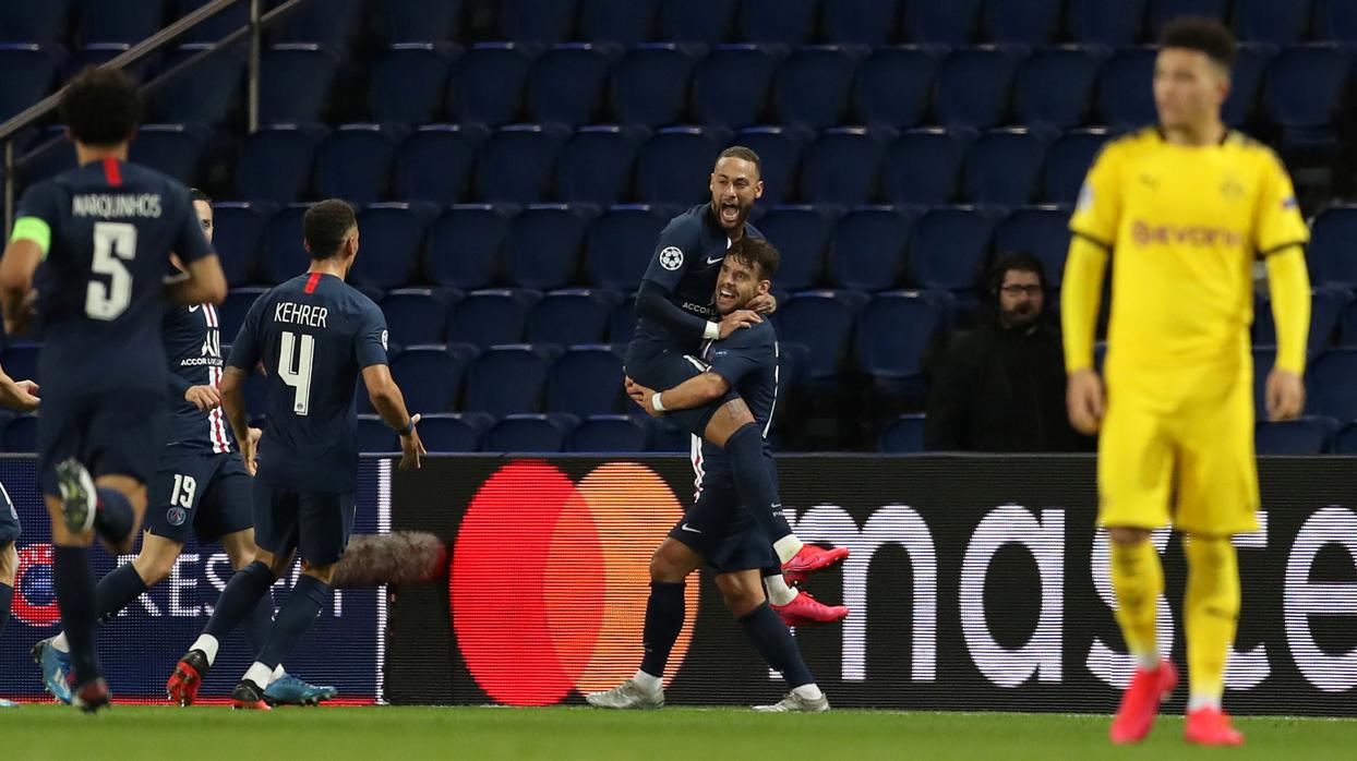 Los jugadores del PSG celebran un gol contra el Dortmund