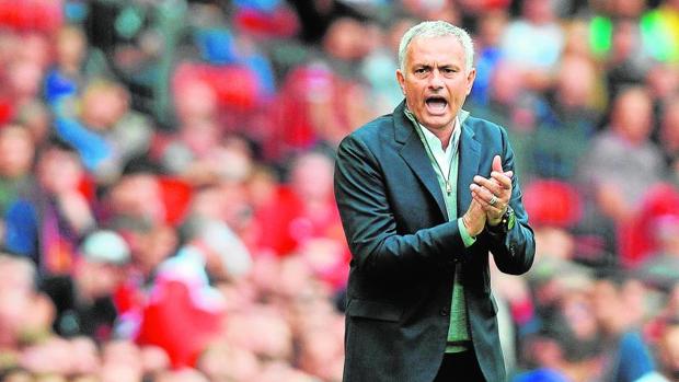 Mourinho niega que haya pedido aplazar la Premier