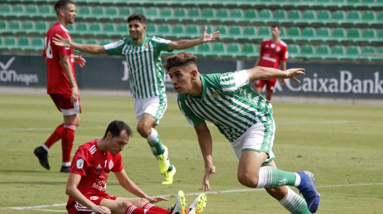 Mizzian, del Betis Deportivo, celebra uno de los goles anotados ante el Utrera esta temporada