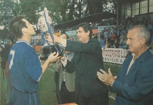 Ángel María Villa entregando la Copa Federación al capitán del Marino