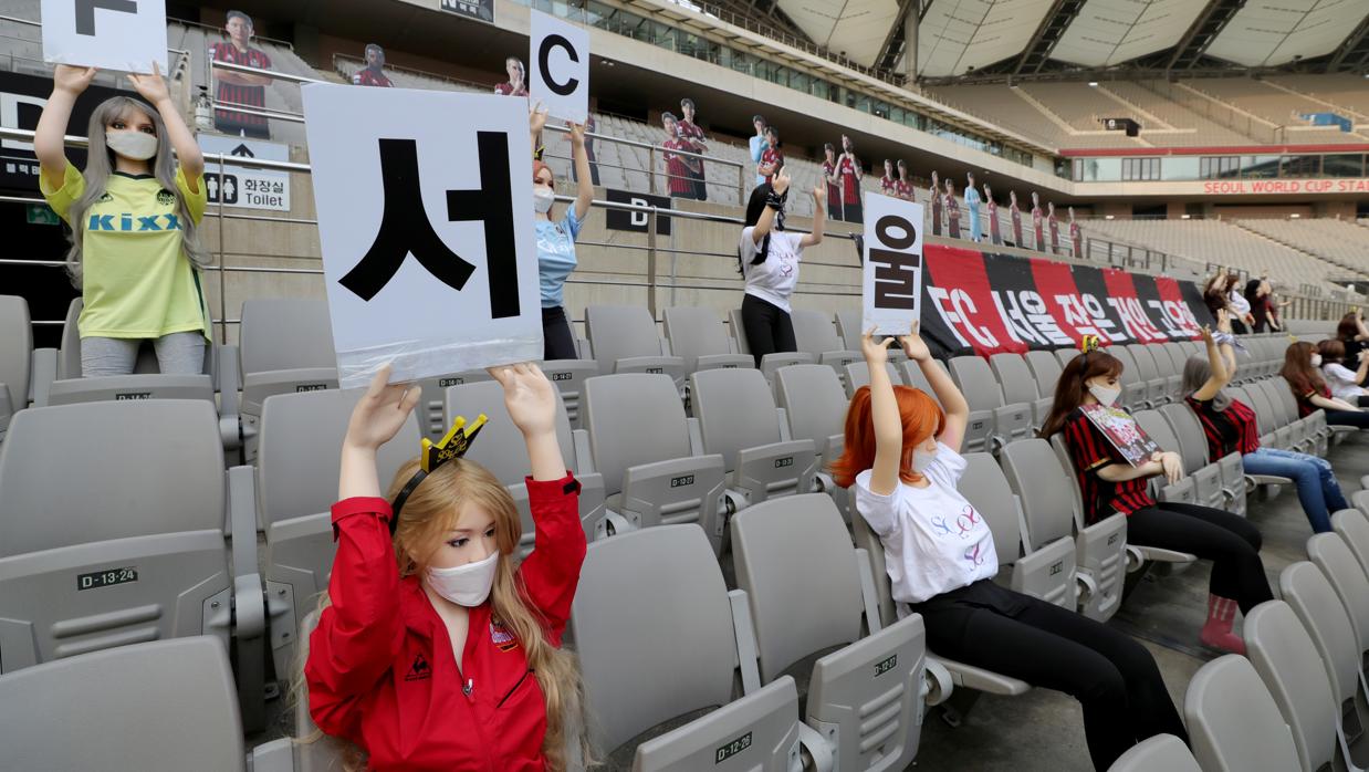 Muñecas hinchables en el campo del FC Seoul