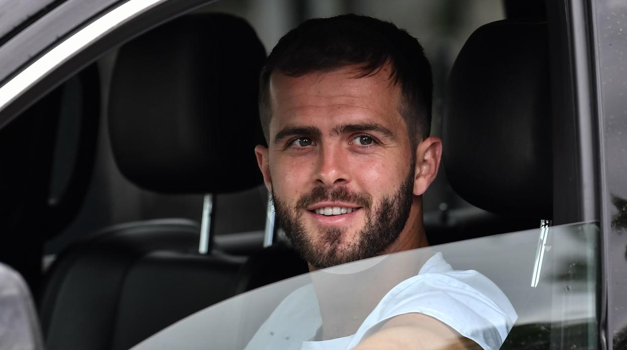 Miralem Pjanic, centrocampista de la Juventus, en su vehículo