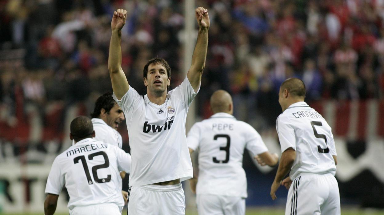 Van nistelrooy celebra un gol en su época en el Real Madrid