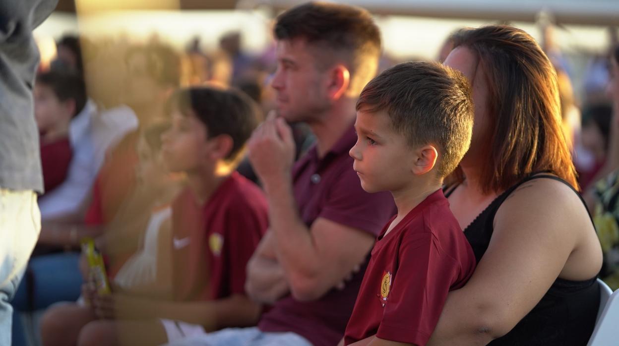 Un jugador de la Escuela Football Antonio Puerta del Sevilla, en la presentación de la temporada