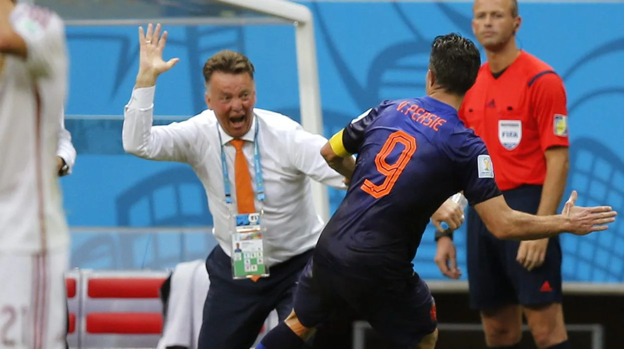 Van Persie y Van Gaal celebran un gol de Holanda a España