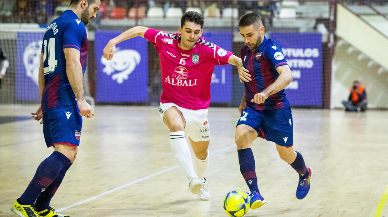 Cecilio, del Levante, conduce el balón ante el Valdepeñas