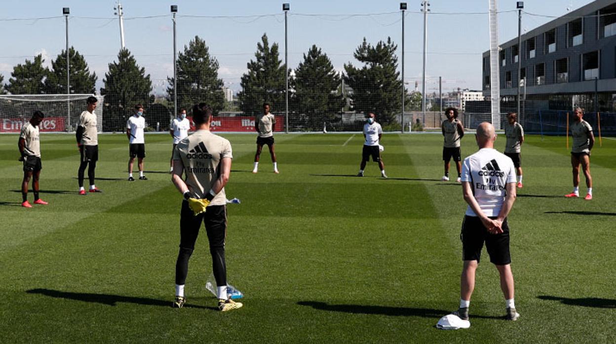 El minuto de silencio de Zidane y sus jugadores por los fallecidos del COVID-19