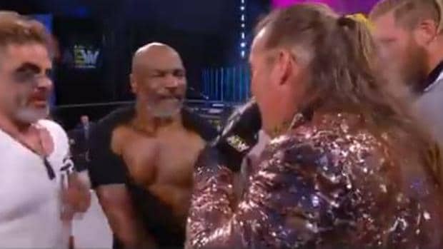Mike Tyson, a golpes en una multitudinaria pelea con estrellas de la lucha libre
