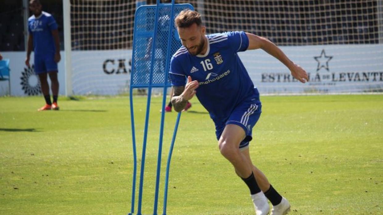 Un jugador del Cartagena preparando el playoff de ascenso