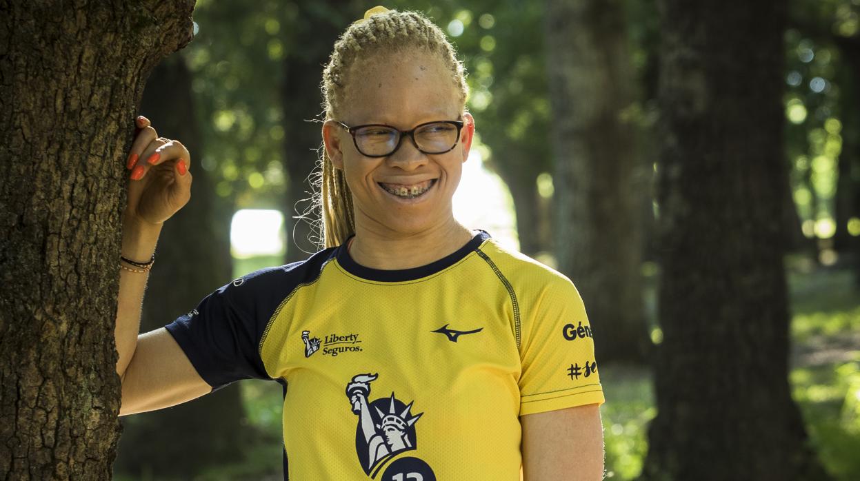 Adi Iglesas posa con la camiseta de la carrera Liberty