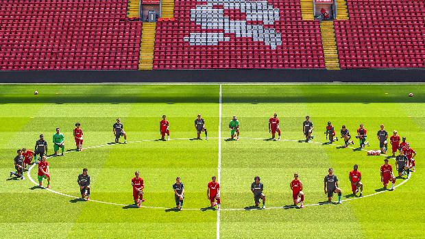 La plantilla del Liverpool, rodilla en tierra contra el racismo